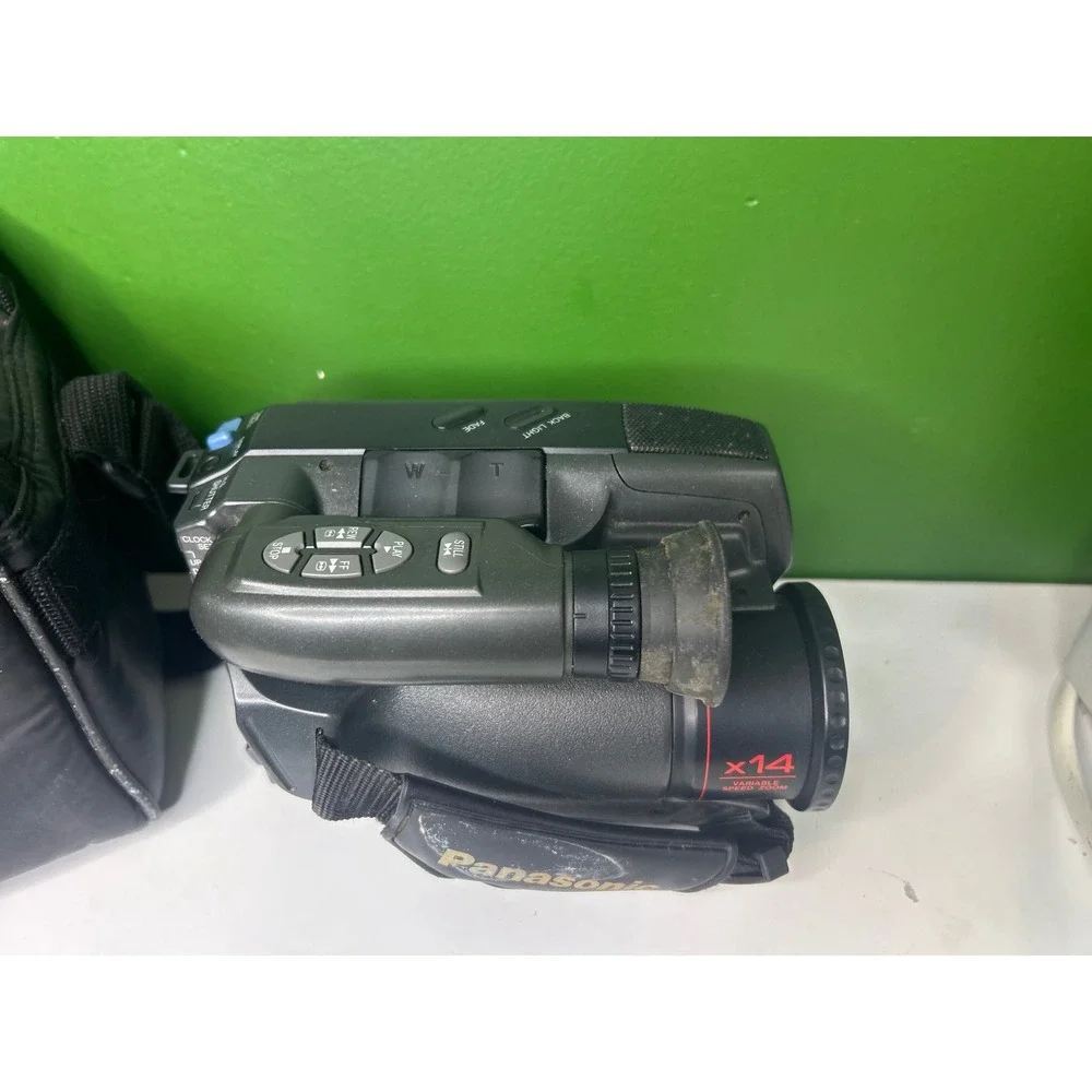 Panasonic Palmcorder IQ VHS-C Camcorder Bundle x14 Zoom PV-IQ204 Bag Tapes Parts
